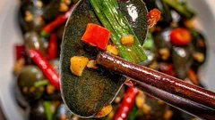 O prato mais estranho do mundo: por que é que as pessoas na China comem pedras fritas?