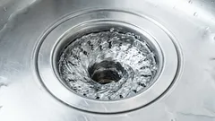 Esqueça os químicos: o truque de um canalizador para desentupir em minutos